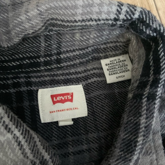 Levi’s flannel - Picture 2 of 3